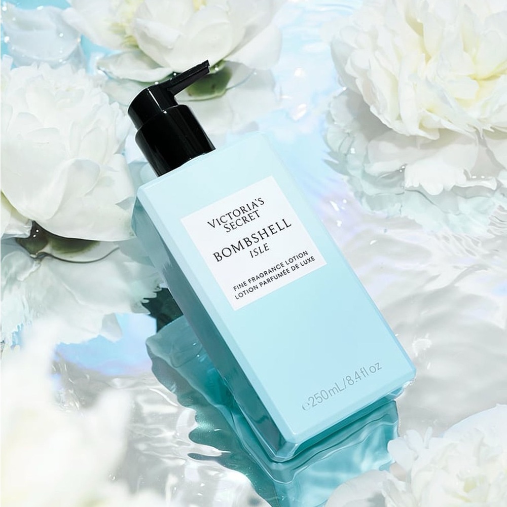 Victoria's Secret Bombshell Isle Lotion - Light Blue